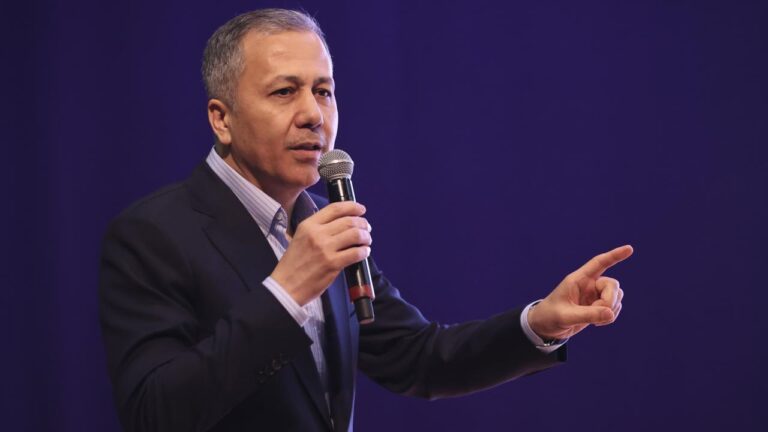 Yerlikaya’dan DEM Partililere hakaret soruşturması hakkında açıklama