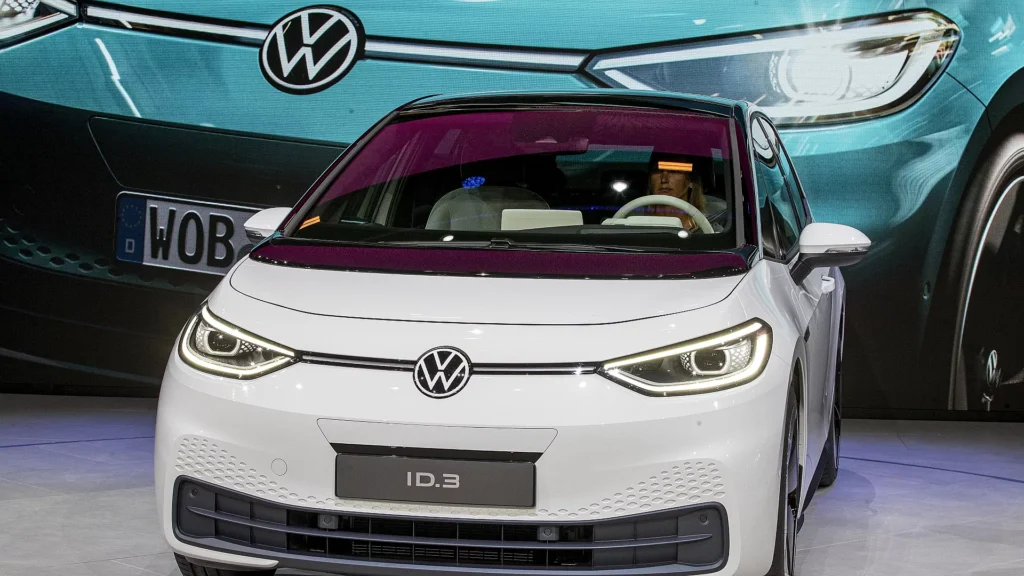 Volkswagen’in elektrikli otomobil satışları hızla düşüyor: Avrupalılar neden benzine geri dönüyor?
