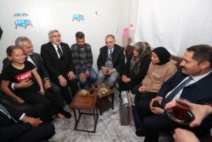 Bakan Özhaseki, Hatay temasları sırasında konteyner kentte yaşayan depremzede Bayraktar ailesini ziyaret etti