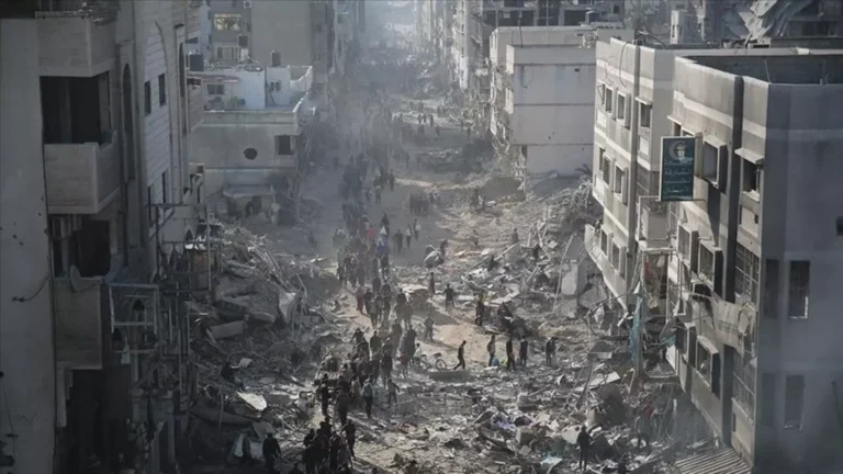 Gazzeli hattat, “Bu zor günler geçecek, Allah’ın izniyle zafer Gazze’nin olacak”