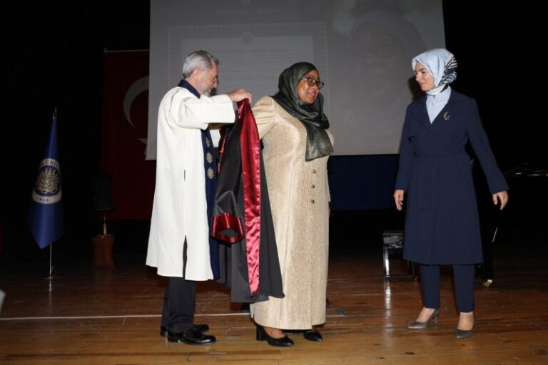 Tanzanya Cumhurbaşkanı Hassan’a fahri doktora tevcih törenine katıldı