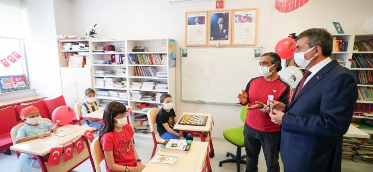 Millî Eğitim Bakanı Yusuf Tekin, 23 Nisan dolayısıyla hastanede tedavi gören çocukları ziyaret etti