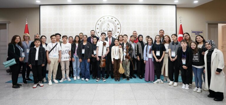 Millî Eğitim Bakanı Yusuf Tekin, Türk Cumhuriyetlerinden çocuklarla bir araya geldi