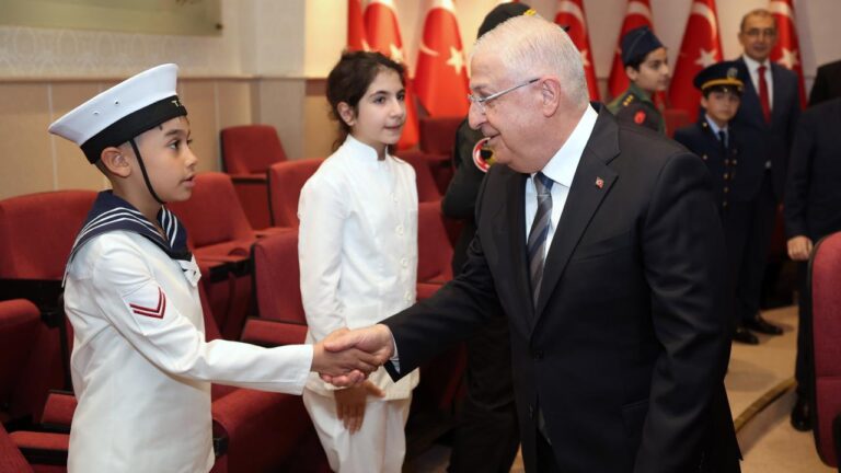 Bakan Güler TRT Çocuk Korosu’nu kabul etti