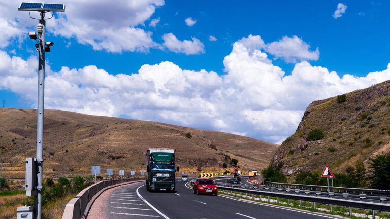 Bakan Uraloğlu: Yollarımızı akıllandırıyoruz, hayatları kurtarıyoruz