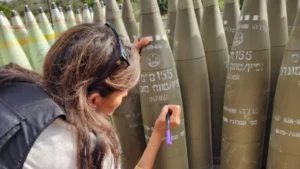 ABD’nin eski BM Temsilcisi Nikki Haley, İsrail’de top mermisine ‘Bitirin onları’ yazdı