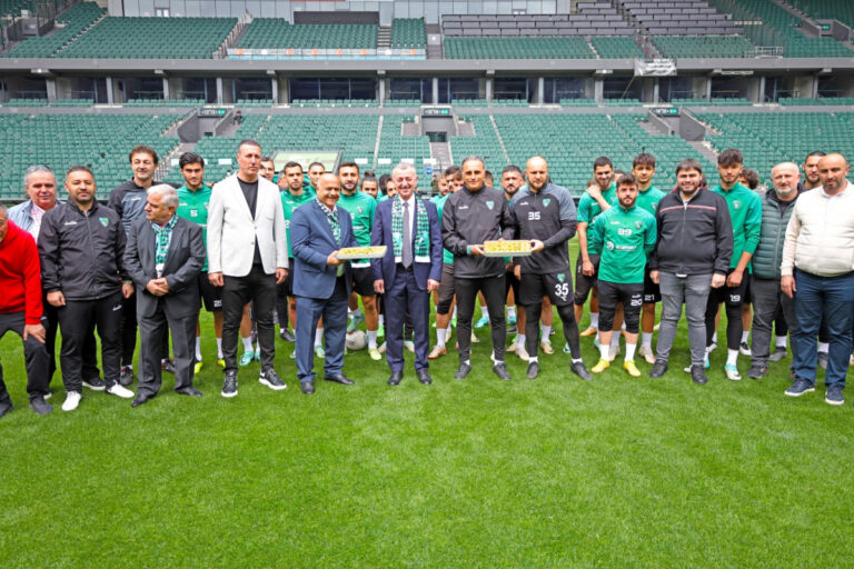 Kocaeli Büyükşehir Belediye Başkanı Büyükakın’dan Kocaelispor’a moral ziyareti