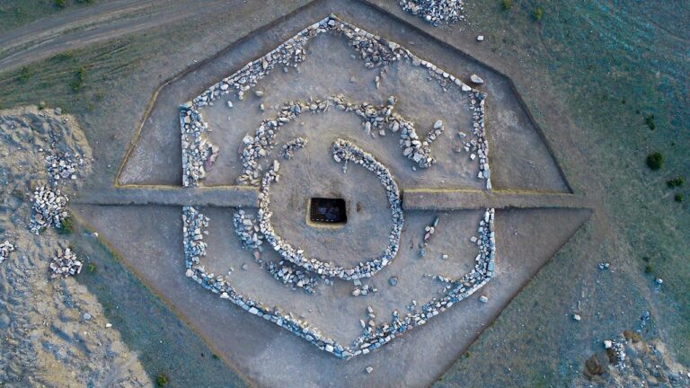 Türk tarihinde bir ilk: 3 bin 800 yıllık altıgen kurgan