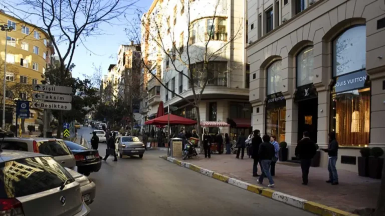 Ana caddelerdeki yüksek doluluk oranları dükkan kiralarını artırmaya devam ediyor..