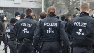 Berlin’de taraftarlar birbirine girdi: 12 kişi yaralı, 89 kişi gözaltında