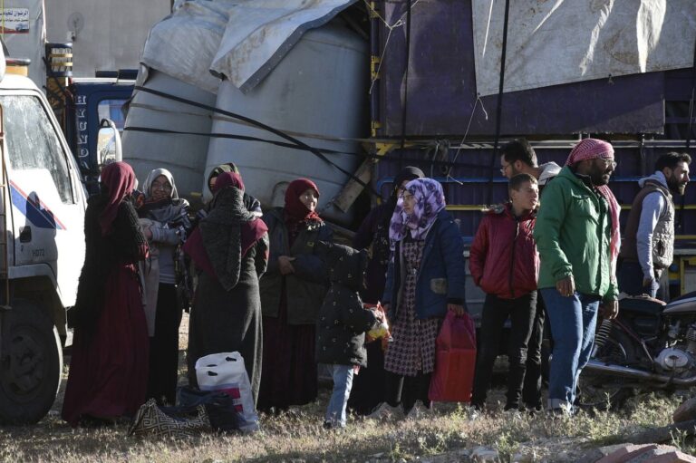 Yerlerinden edilen Suriyeliler Lübnan’dan çadırlara dönüyor