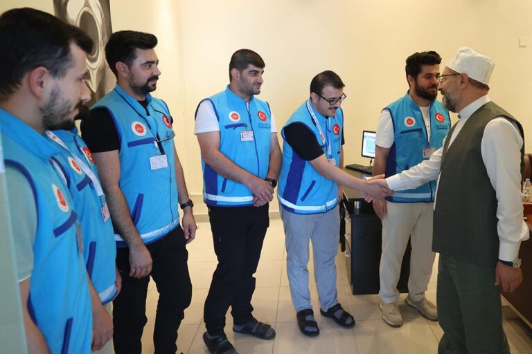 Diyanet İşleri Başkanı Erbaş, Mekke’de ekip başkanlıklarını ziyaret etti