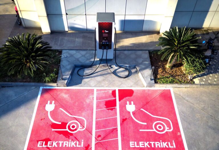 ENYAKIT, Yeni şarj istasyonunu Grand Millennium Hotel’ de açtı 