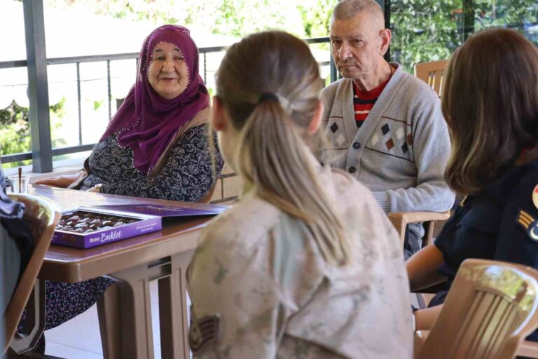Elazığ’da Jandarma Komutanlığı ekipleri, huzurevi sakinleriyle bir araya geldi