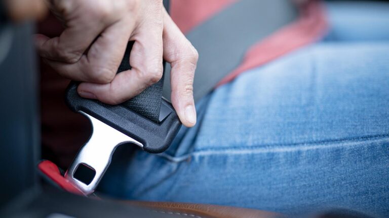 İçişleri Bakanı Yerlikaya’dan, 9 günlük tatilden dönecek sürücülere, “Emniyet kemeri takmayı ihmal etmeyelim.” uyarısı