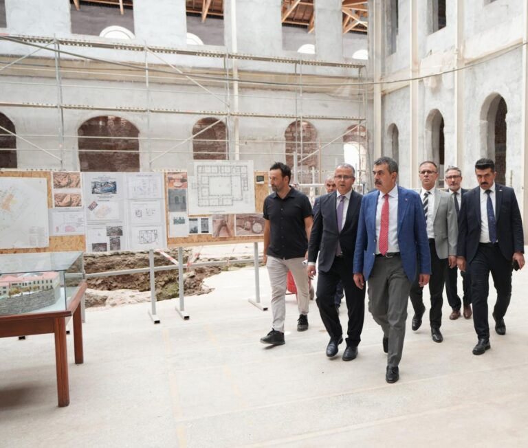 Bakan Tekin, İstanbul’daki tarihi okullarda incelemelerde bulundu