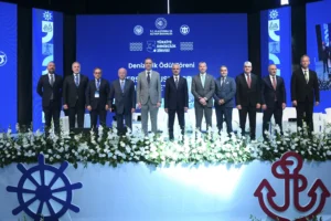 Bakan Uraloğlu, İstanbul’da düzenlenen 3. Türkiye Denizcilik Zirvesi’nde konuştu