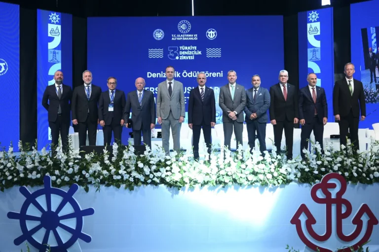 Bakan Uraloğlu, İstanbul’da düzenlenen 3. Türkiye Denizcilik Zirvesi’nde konuştu
