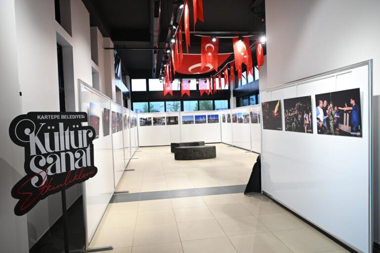 Kocaeli Kartepe Sanat Evi’nde “Zamanı Durduran Gece 15 Temmuz Fotoğraf Sergisi”