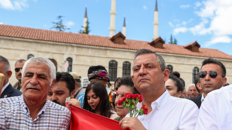 CHP Genel Başkanı Özel, Madımak Anmasına Katıldı: “Bu Dava Kan Davası Değil, Can Davasıdır”