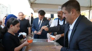 Elazığ Belediyesi’nden vatandaşlara aşure ikramı