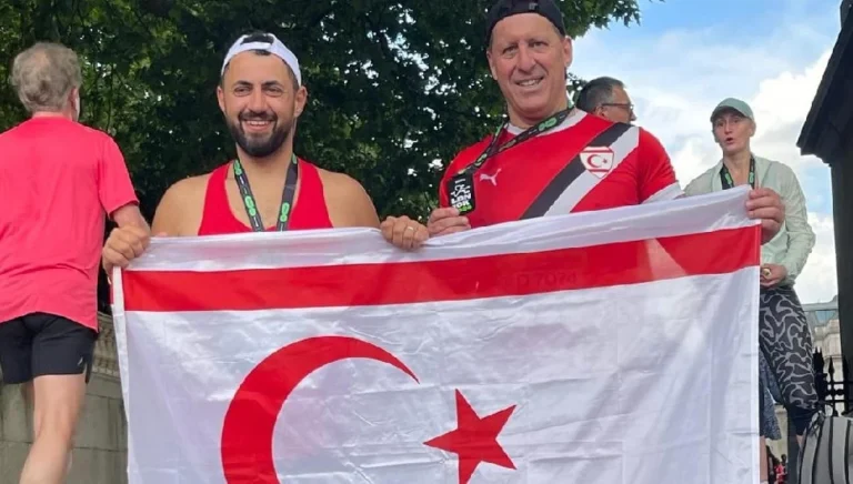 İngiltere’de yaşayan iki Kıbrıslı Türk koşucu, “Ada’da Barışın 50. yılı” sloganıyla koştu