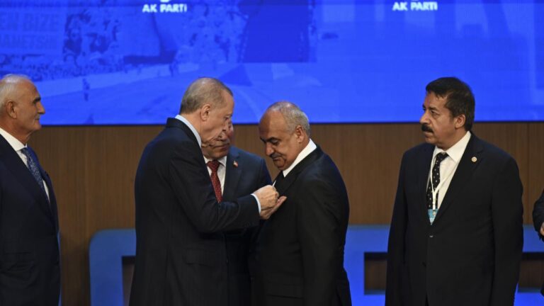 2 milletvekili ve 13 belediye başkanı AK Parti’ye katıldı