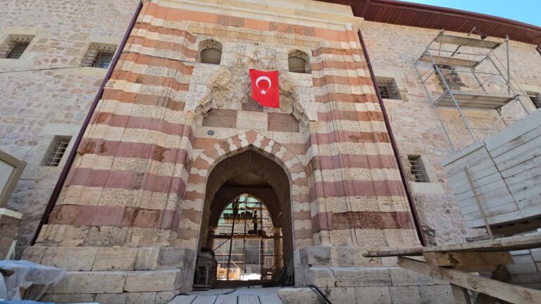 Tokat’ta mavi çinileriyle 7 asırlık Gökmedrese restore ediliyor