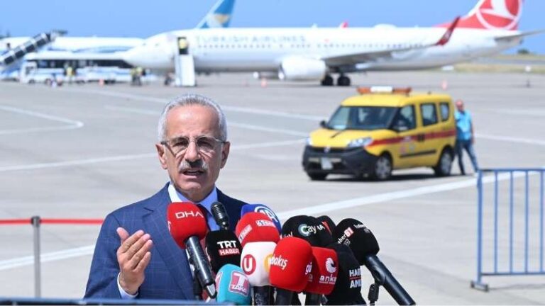 Bakan Abdulkadir Uraloğlu, Trabzon Havalimanı yeni hizmet binaları ve bağlantı yolunun açılış törenine katıldı