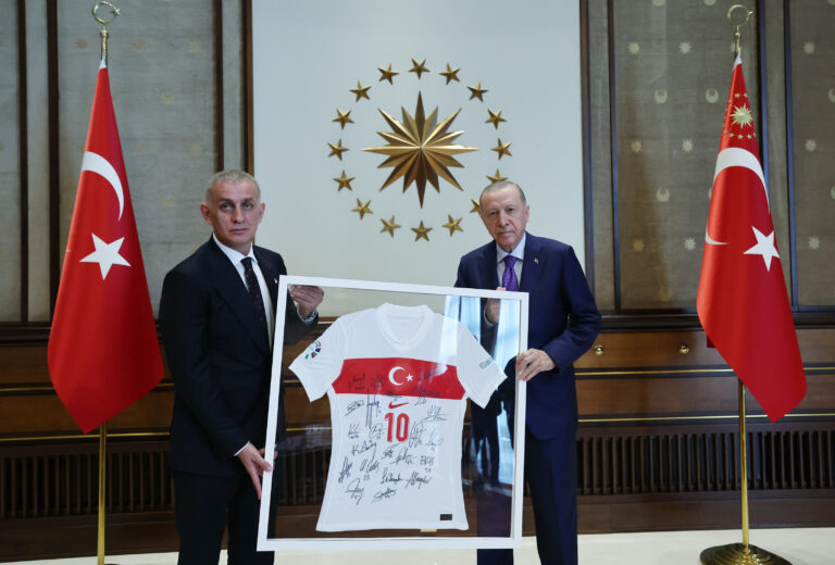 Cumhurbaşkanı Erdoğan, TFF Başkanı Hacıosmanoğlu ve Yönetim Kurulunu Kabul Etti
