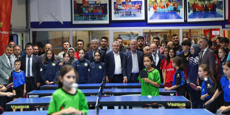 Gençlik ve Spor Bakanı Bak, “Modern tesislerimizle milletimizin hizmetindeyiz”