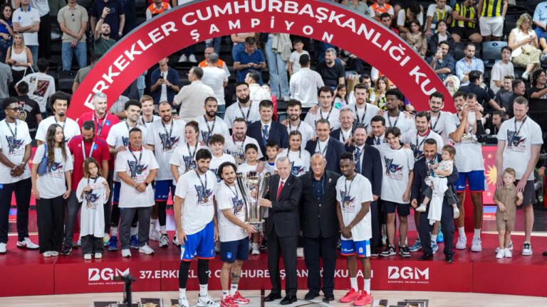 Cumhurbaşkanı Erdoğan, Anadolu Efes’e şampiyonluk kupasını verdi