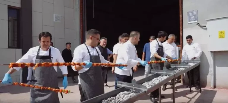 Gaziantep’te düzenlenecek “Gastro Antep Kültür Yolu Festivali” için biraraya gelen 500 kebap ustası, 2,5 kilometre uzunluğunda kebap