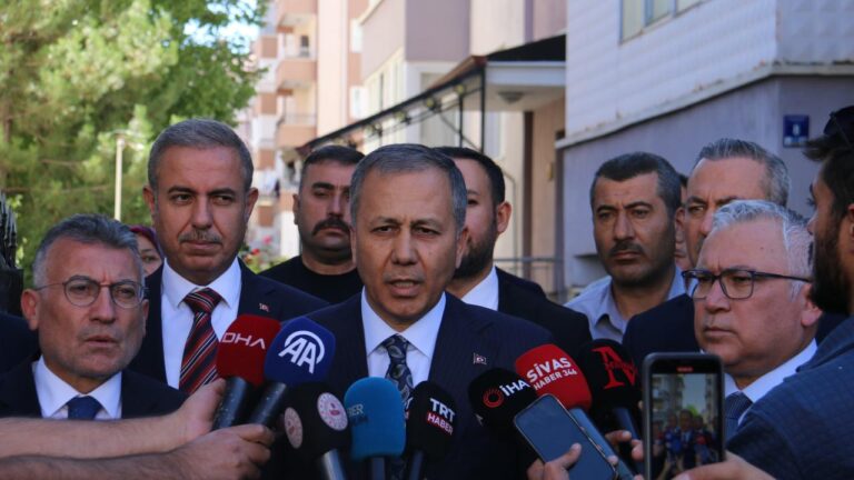 Bakan Yerlikaya’dan şehit polis Şeyda Yılmaz’ın ailesine taziye ziyareti