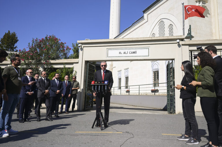 Cumhurbaşkanı Erdoğan, cuma namazının ardından gazetecilerin sorularını yanıtladı