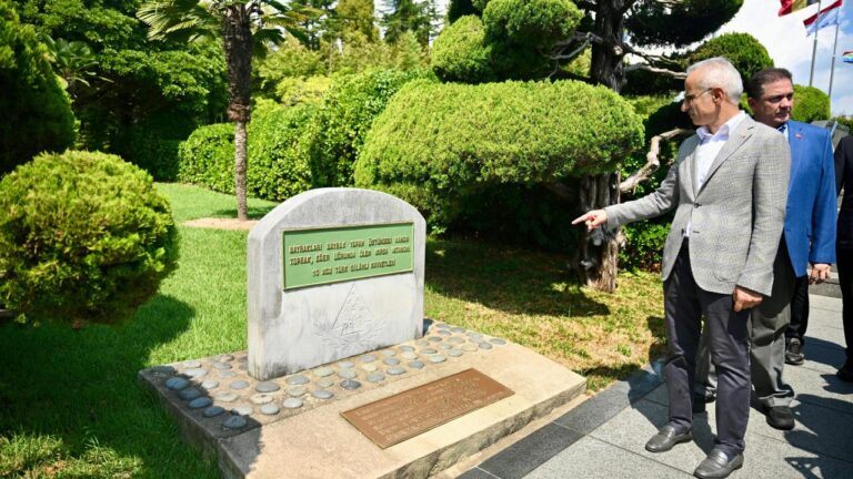 Bakan Uraloğlu Busan’da Kore şehitlerinin anıt mezarını ziyaret etti