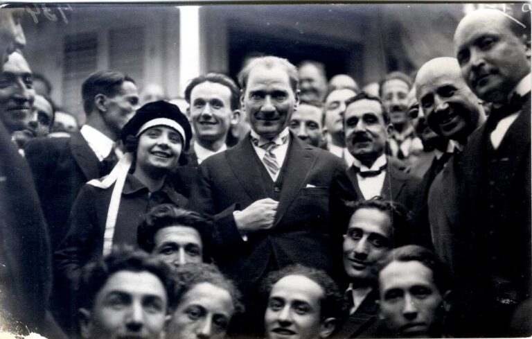 Emekli Vali Dr. Ahmet Altıparmak, ‘Gençlik tarihini iyi bilmeli’