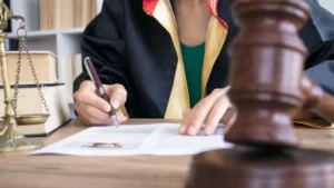 Gurbet ellerde olağanüstü başarılar elde etmiş birçok Türk’ten biri Avukat Esin Çiftçi