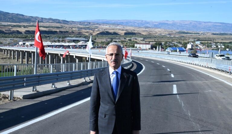 Ulaştırma ve Altyapı Bakanı Uraloğlu, “İki dev projede imzalar 14 Ekim’de atılıyor”