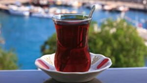 Demir zengini yiyecekler tüketirken çay içmenin, bu hayati mineralin vücut tarafından emilimini önemli ölçüde azaltabileceği ortaya çıktı…