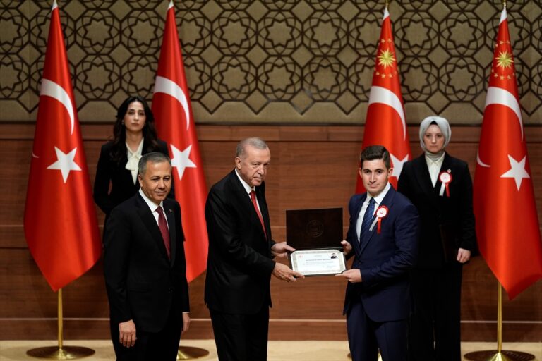 Cumhurbaşkanı Erdoğan, “Devlet yönetiminde rehber ve pusulalarının “İnsanı yaşat ki devlet yaşasın” ilkesi”