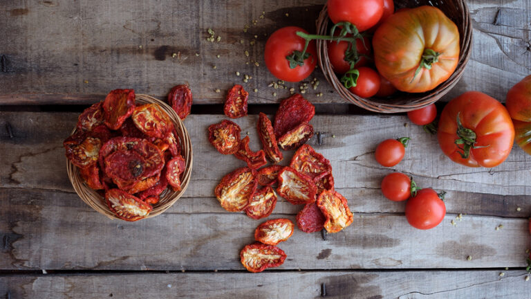 Domates Kurusu ile Neler Yapılabilir? Yaratıcı, Lezzetli ve Pratik Tarifler
