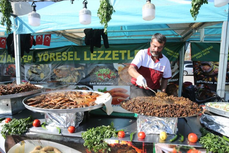 10. Geleneksel Gaziantep yöresel ürünler ve yemek şenliği Emex otel otoparkında başladı