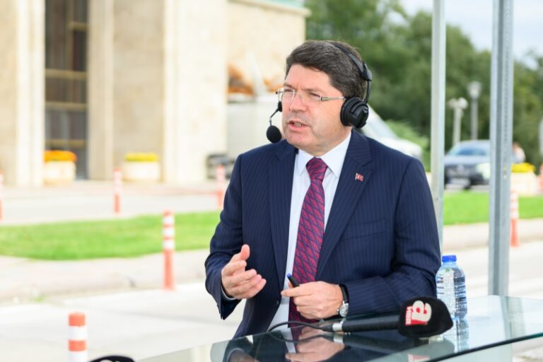 Adalet Bakanı Tunç, 28. Dönem 3. Yasama Yılı açılış töreni  öncesi TRT Haber, A Haber, CNN Türk, TV Net, TV 100, ve 24 TV’nin canlı yayınlarına katıldı