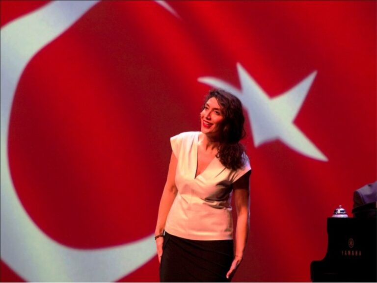 Amsterdam’da uzun bir aradan sonra sahnelere dönen Türk kabare sanatçısı Nilgün Yerli…