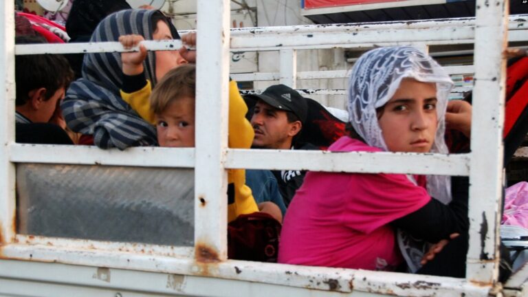 Lübnan’daki Suriyeli mülteciler bombardımandan kaçarak ülkelerine geri dönüyor