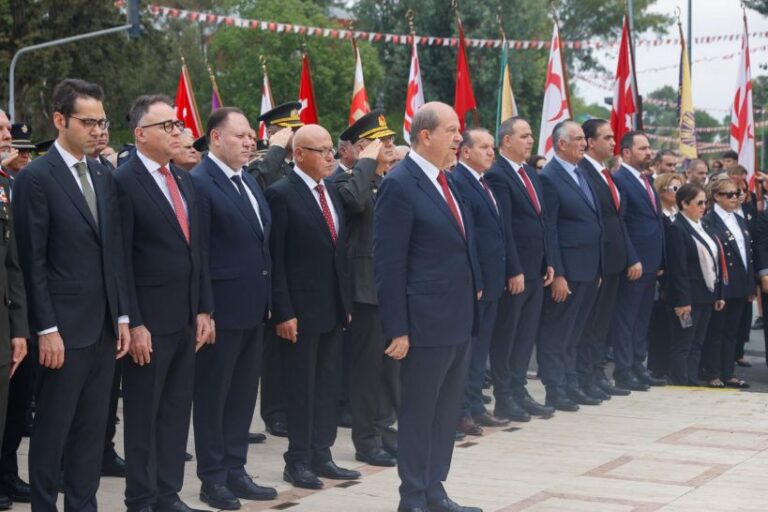 KKTC Cumhurbaşkanı Ersin Tatar, Türkiye Cumhuriyeti’nin kurucusu Ulu Önder Mustafa Kemal Atatürk, ölümünün 86’ncı yıl dönümü nedeniyle Lefkoşa Atatürk Anıtı önünde düzenlenen törene katıldı ve Anıt Özel Defteri’ni imzaladı