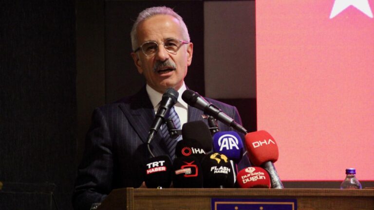 Ulaştırma ve Altyapı Bakanı Uraloğlu, “Ankara-Bursa Hızlı Tren Hattı Ankara-İstanbul YHT Hattı’na inşallah bağlanıyor”