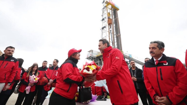 Bakan Bayraktar Gabar’da öğretmenlerle bir araya geldi