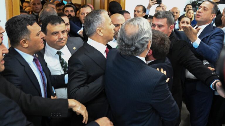 Bazı CHP milletvekillerinin Meclis’te İçişleri Bakanı Ali Yerlikaya’yı engellemeye yönelik provokasyonuna tepkiler sürüyor